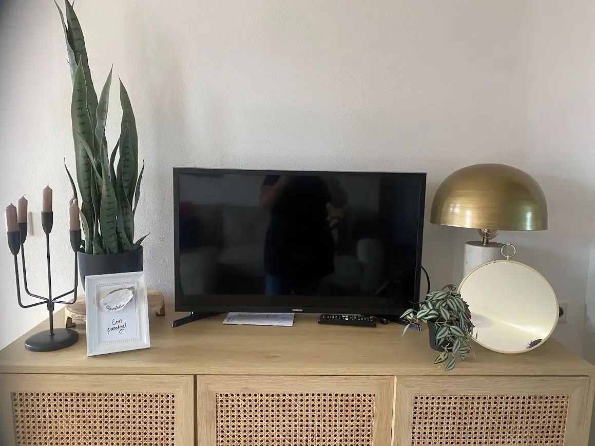 Televisiescherm met presentatieopstelling in de vergaderruimte