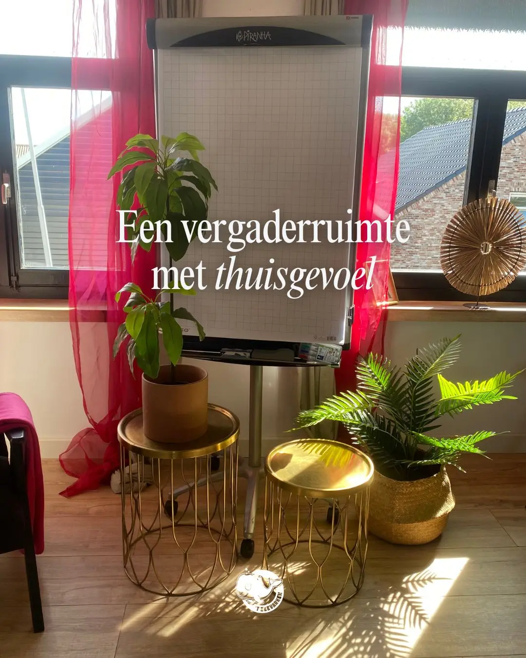 Vergaderruimte met flip-over, planten en veel daglicht