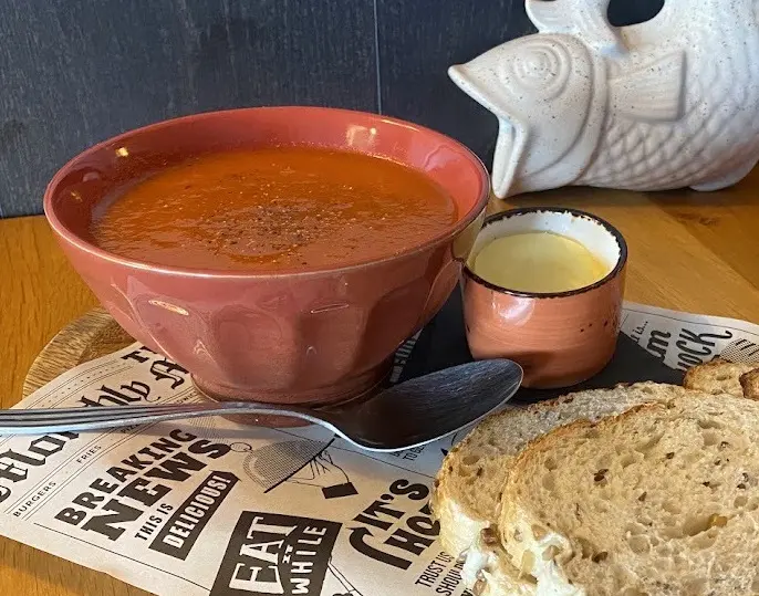 Foto einer Schüssel hausgemachter Suppe mit Brot