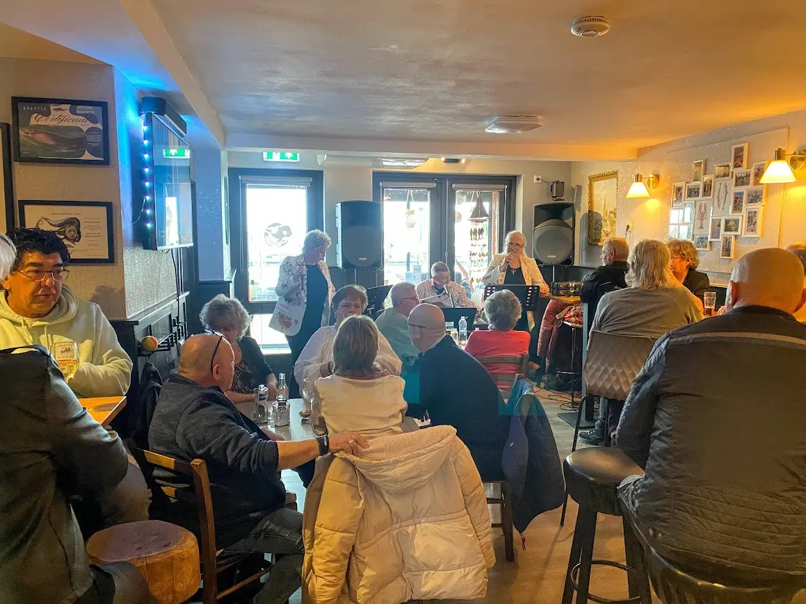 Innenraum des Bistro ’t Zeevarken mit Blick auf den Hafen