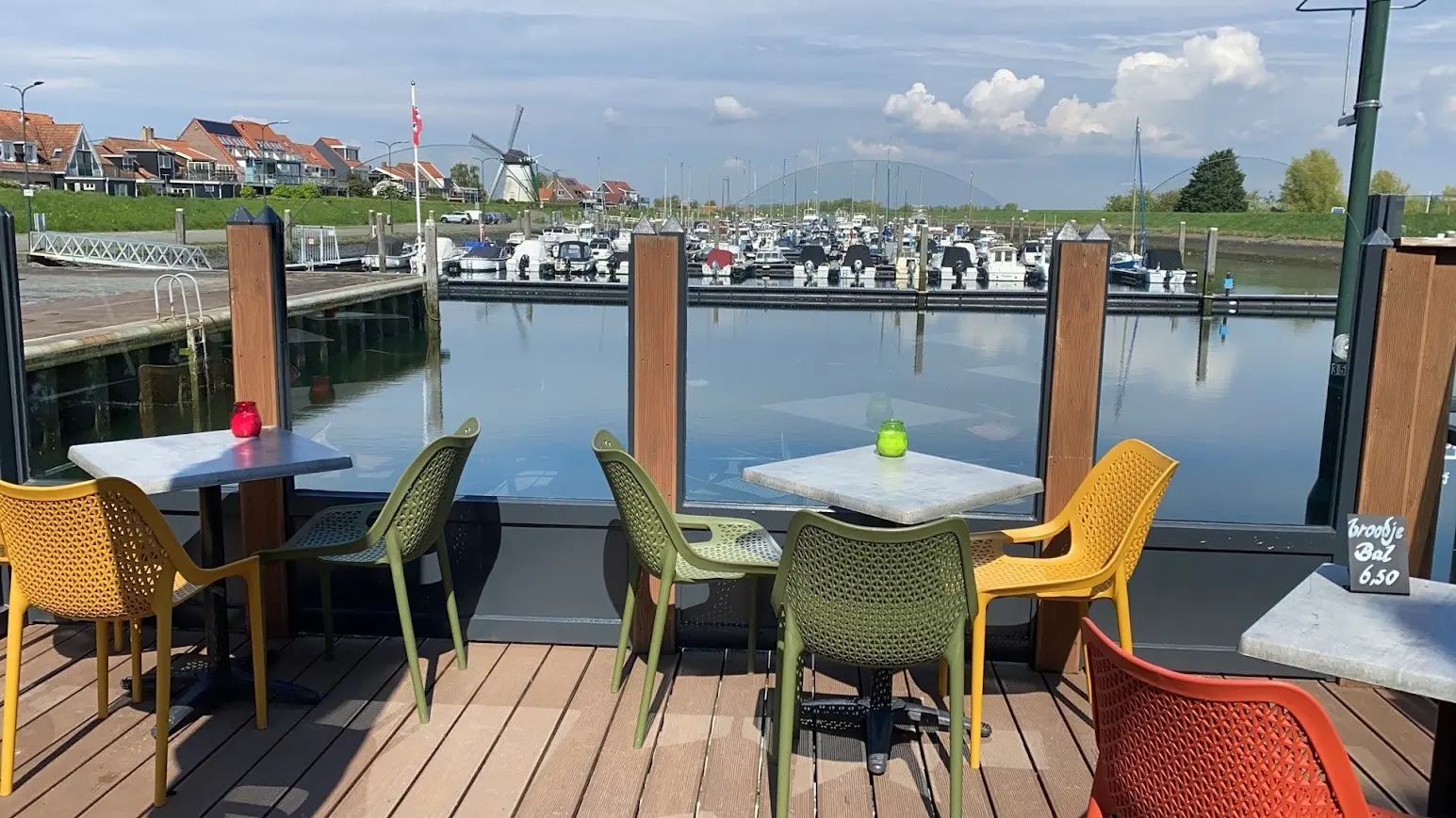Terrasse des Bistro ’t Zeevarken mit Blick auf den Hafen von Stavenisse